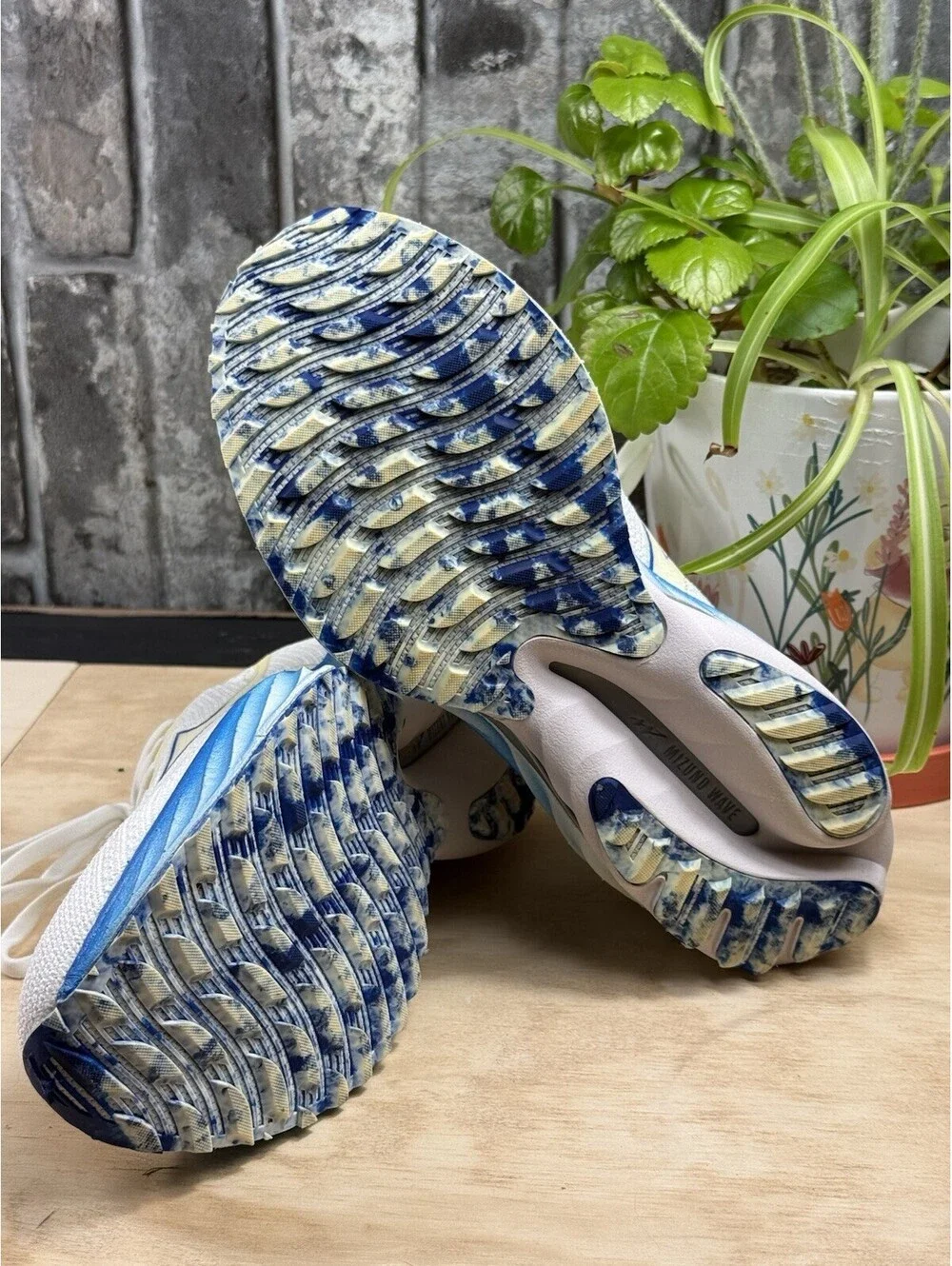 Mizuno Wave Neo Wind Women’s White/Blue Low Top Lace-Up Knit Sneakers J1GD227821